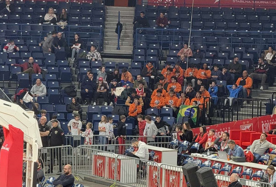 SPECIJALNA PODRŠKA Zemljaci Zvezdinog košarkaša u Areni bodre crveno-beli tim! (FOTO)