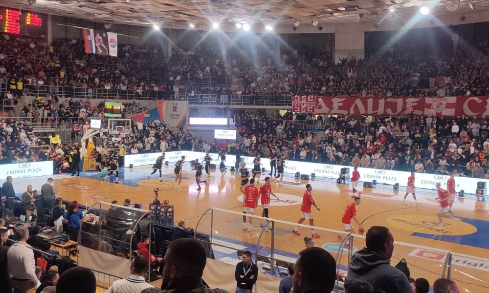 SPEKTAKL U NIŠU Košarkaši Partizana i Crvene zvezde se zagrevaju pred prepunim tribinama „Čaira“ (VIDEO)