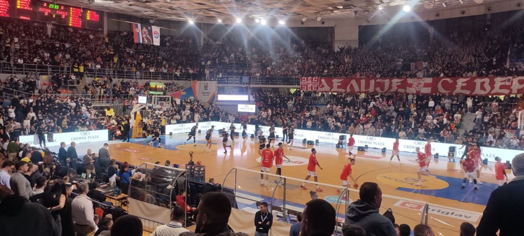SPEKTAKL U NIŠU Košarkaši Partizana i Crvene zvezde se zagrevaju pred prepunim tribinama „Čaira“ (VIDEO)