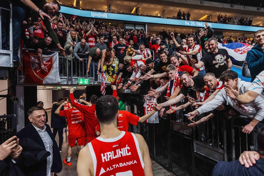 Košarkaši Crvene zvezde poslali kući navijače Albe, pa sa „delijama“ proslavili 16. evroligašku pobedu (FOTO)