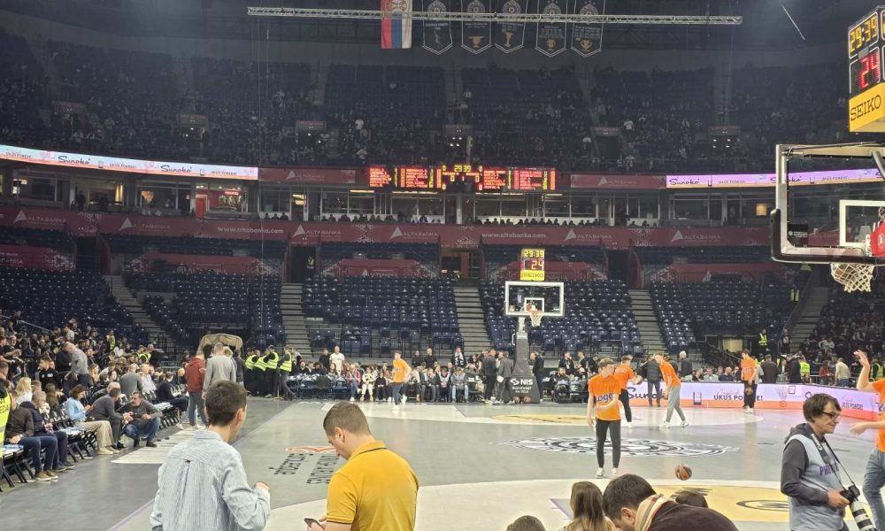 ARENA ĆE DA „GRMI“ I PORED KAZNE Deo tribina zatvoren, veliki broj „grobara“ i dalje čeka da uđe u dvoranu! (VIDEO)