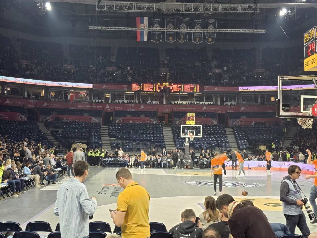 ARENA ĆE DA „GRMI“ I PORED KAZNE Deo tribina zatvoren, veliki broj „grobara“ i dalje čeka da uđe u dvoranu! (VIDEO)