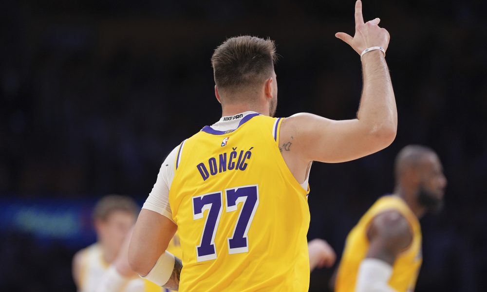BOGOVI MARKETINGA Svaki navijač Lejkersa koji je došao na Dončićev debi dobio je vredan poklon (FOTO)