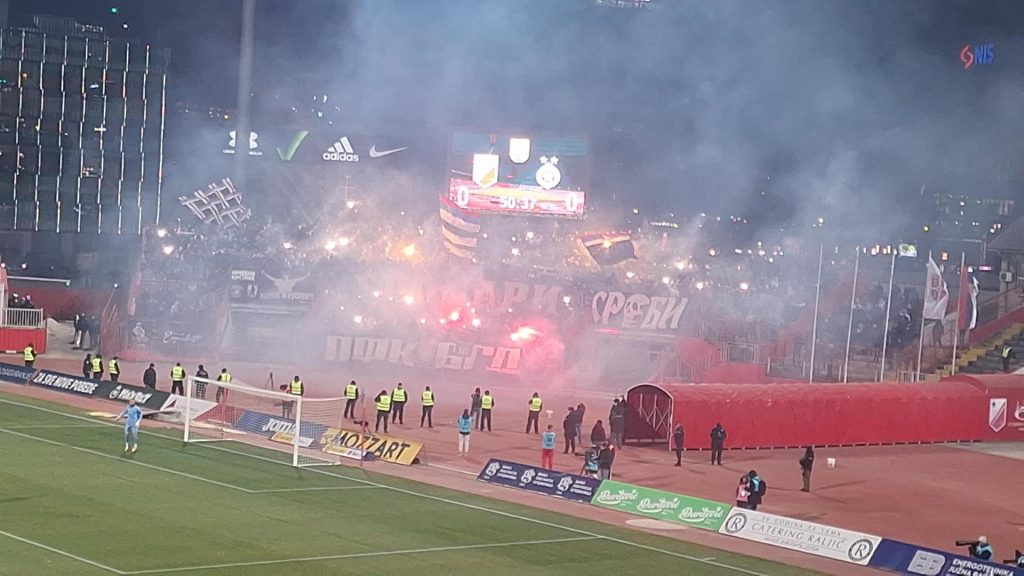PODRŠKA SA JUŽNE STRANE „Grobari“ obasjali Novi Sad (VIDEO)