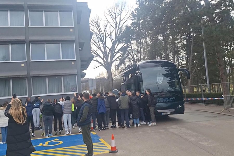 VELIKA PODRŠKA CRNO-BELIMA „Grobari“ sačekali košarkaše ispred „Čaira“ posle treninga (VIDEO)