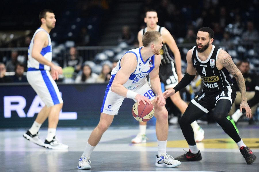 POLUVREME Partizan sigurno gazi ka pobedi nad Zadrom! Crno-beli odneli u svlačionicu 16 poena viška