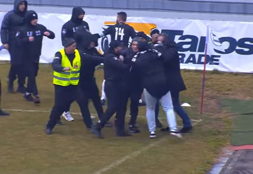 OVO SE RETKO VIĐA Navijači tukli delegata, ovaj spasavao živu glavu (VIDEO)