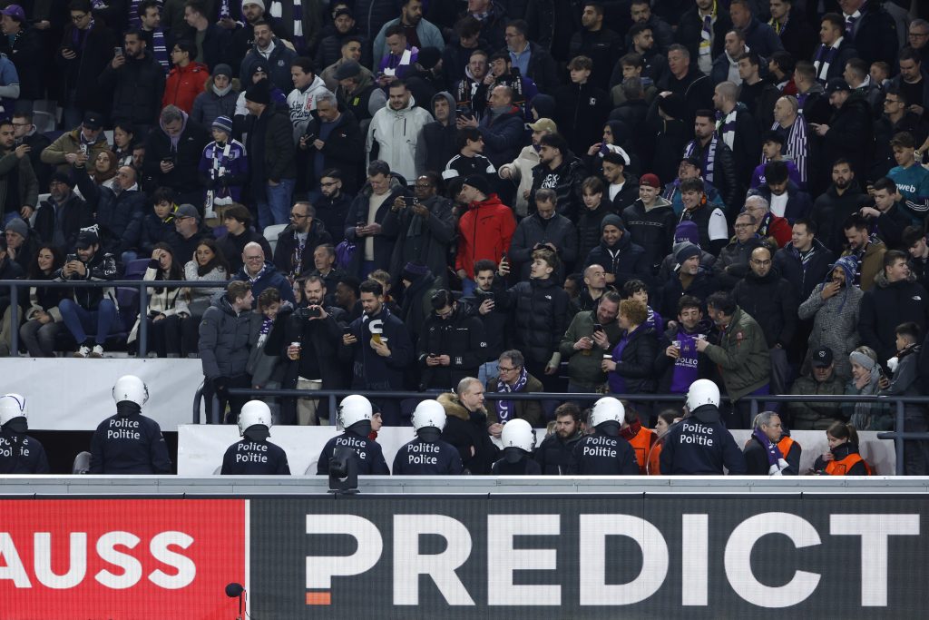 HAOS U BRISELU Gol En Nesirija, pa tuča na tribinama! Prekid trajao 15 minuta (VIDEO)