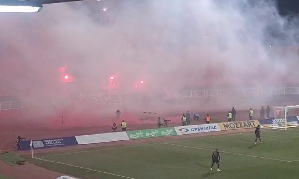 Hladan dan u Novom Sadu, „firma“ podgrejala atmosferu na „Karađorđu“ velikom bakljadom! (VIDEO)