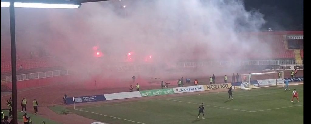 Hladan dan u Novom Sadu, „firma“ podgrejala atmosferu na „Karađorđu“ velikom bakljadom! (VIDEO)