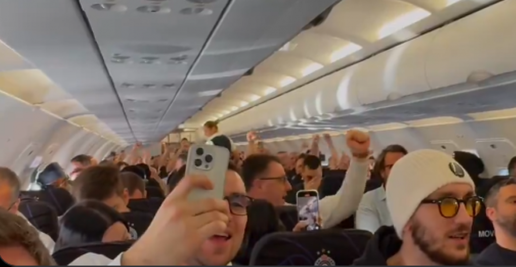 NAVIJAČI I KOŠARKAŠI NA VISINI ZADATKA Orila se pesma u avionu! „Grobari“ zajedno sa igračima otputovali za Monako (VIDEO)