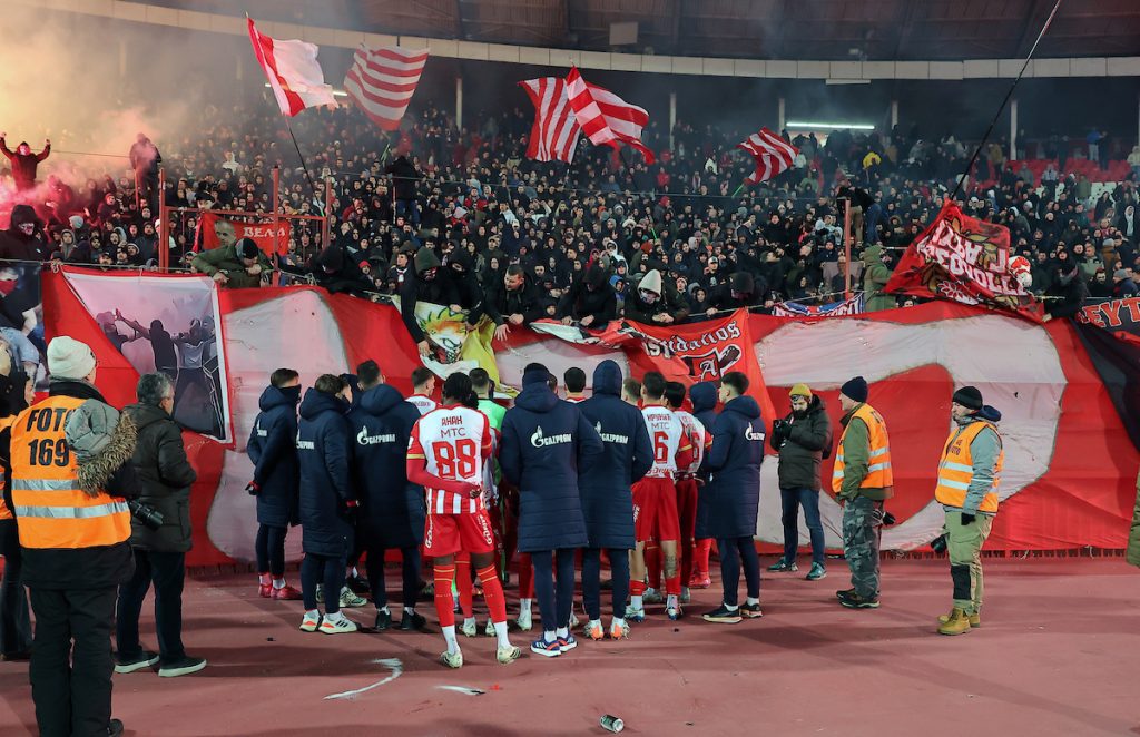 PONEO GA HUK S TRIBINA Fudbaler Zvezde usred derbija „Grobarima“ pevao pesmu u kojoj se pominje Franjo Tuđman (VIDEO)