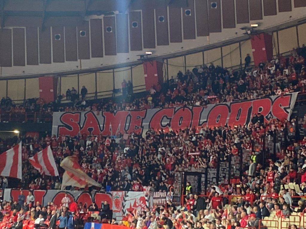 Dve poruke navijača Olimpijakosa pred meč sa Zvezdom (FOTO)