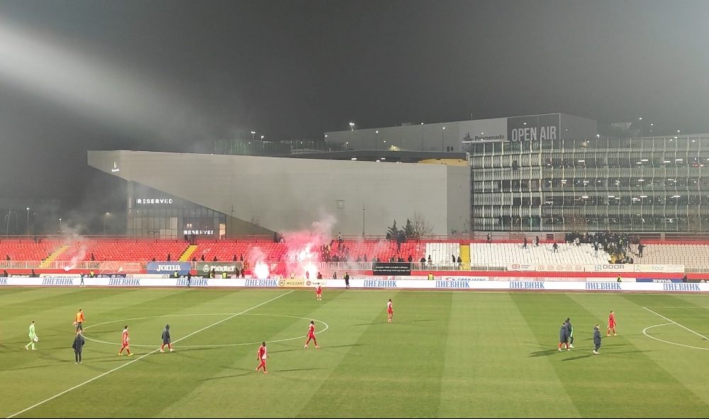HAOS U NOVOM SADU Dok je Sivić davao izjavu počela gužva na tribinma, letele su i baklje: Nadamo se da niko nije povređen! (VIDEO)