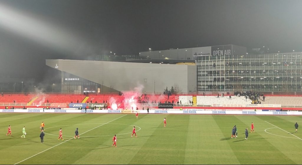 HAOS U NOVOM SADU Dok je Sivić davao izjavu počela gužva na tribinma, letele su i baklje: Nadamo se da niko nije povređen! (VIDEO)