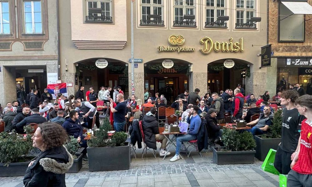 „DELIJE“ OKUPIRALE MINHEN Zvezdine pesme se ore bavarskim ulicama! Crveno-beli će da imaju veliku podršku protiv Bajerna (VIDEO)