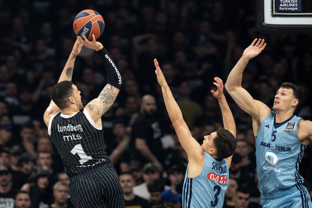 Partizan se muči, nervira „grobare“, ali ipak vodi na poluvremenu