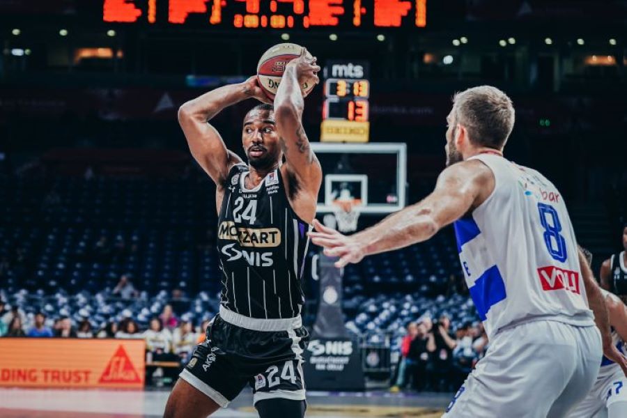 Poluvreme u Areni: Partizan se muči protiv Mornara, ali ima četiri poena više od „fenjeraša“ (FOTO)