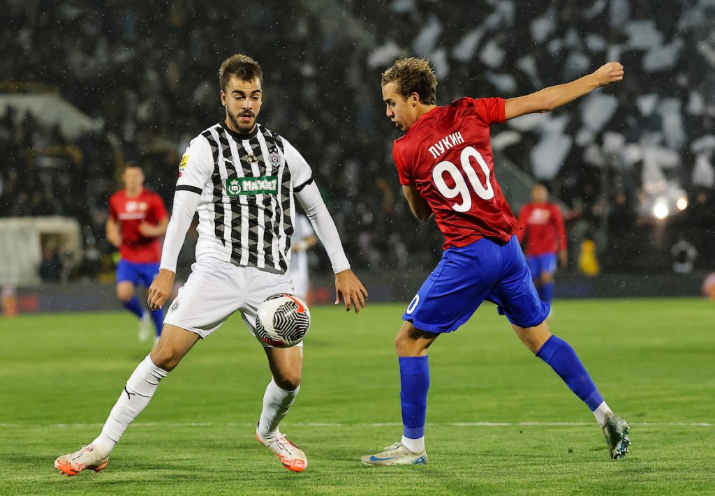 Partizan poražen od CSKA u bratskom meču, pamtiće se atmosfera kakva godinama nije viđena u Humskoj (FOTO/VIDEO)