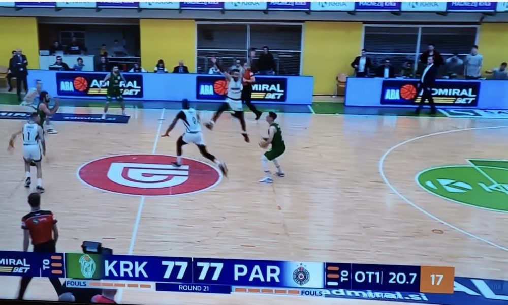 DANAK NEISKUSTVU ILI PERFEKTNA ODBRANA? Pogledajte odlučujući momenat meča u Novom Mestu kada Krka nije na vreme prenela loptu preko pola (VIDEO)