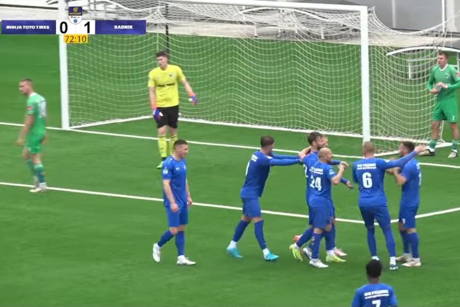 Fudbaleri Radnika proslavljaju drugi gol (Foto: Prva liga Srbije / Jutjub, printskrin)