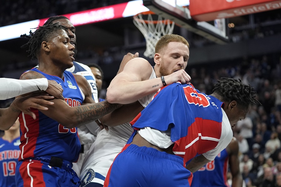 Opšta tuča u NBA ligi! Sudije isključile sedmoricu (VIDEO)