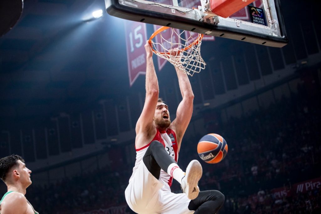 Olimpijakos gazio arhirivala, pa preživeo šut Slukasa!