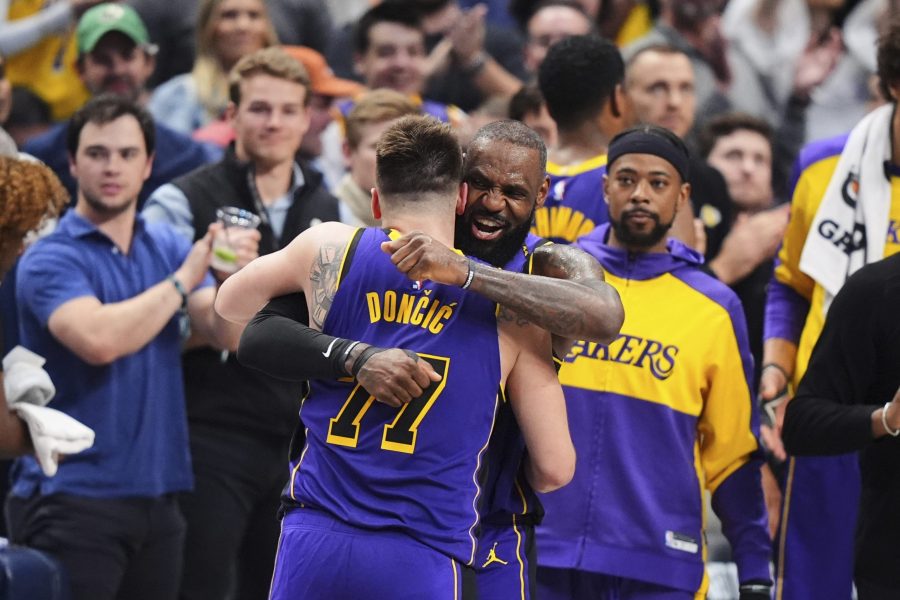 Luka Dončić i Lebron Džejms slave pobedu nad Dalasom (Foto: Beta/AP)