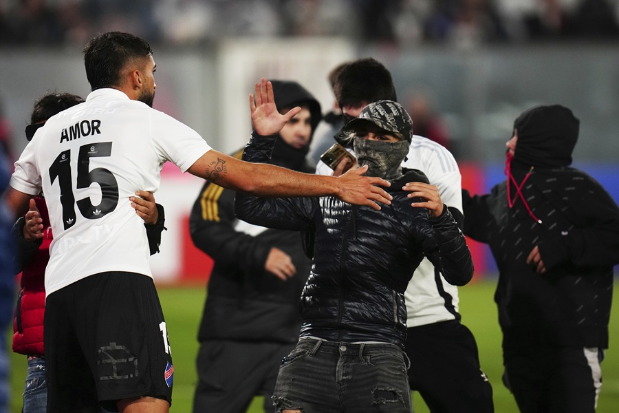 Haos u Čileu: Dvoje poginulih pred stadionom, prekinuta utakmica Kopa Libertadores (VIDEO)