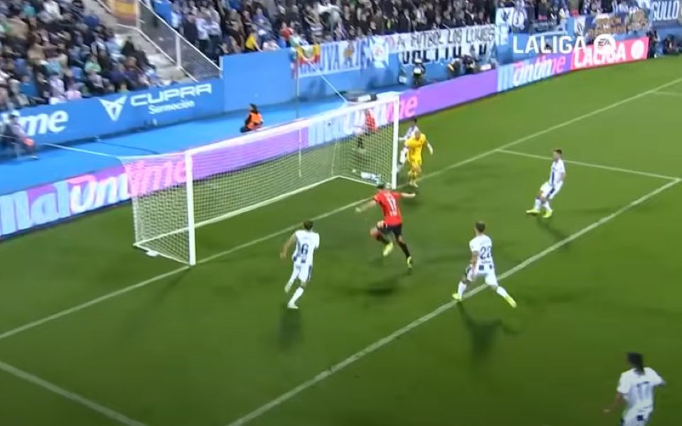 Ćušni loptu s dva metra u gol – Hrvat nije uspeo (VIDEO)