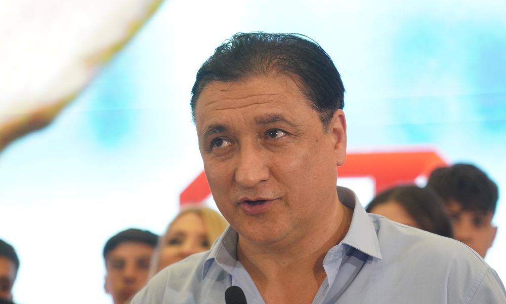 Legende Vardara i Zvezde sa navijačima pre meča u Skoplju