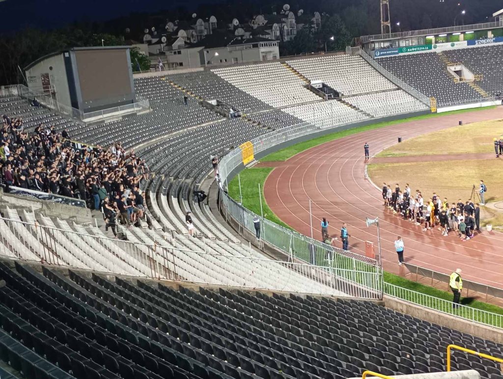 „Grobari“ pesmom ispratili igrače posle remija protiv OFK Beograda (VIDEO)