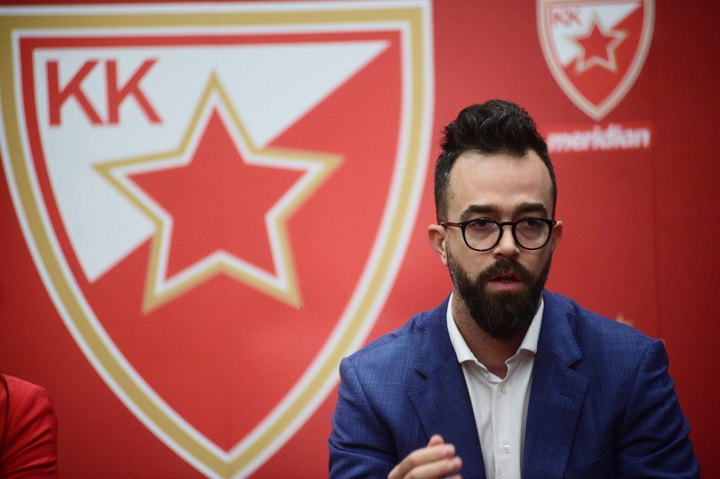 Direktor Zvezde vikao na sudije! Isključen, pa bacio sako! (VIDEO)
