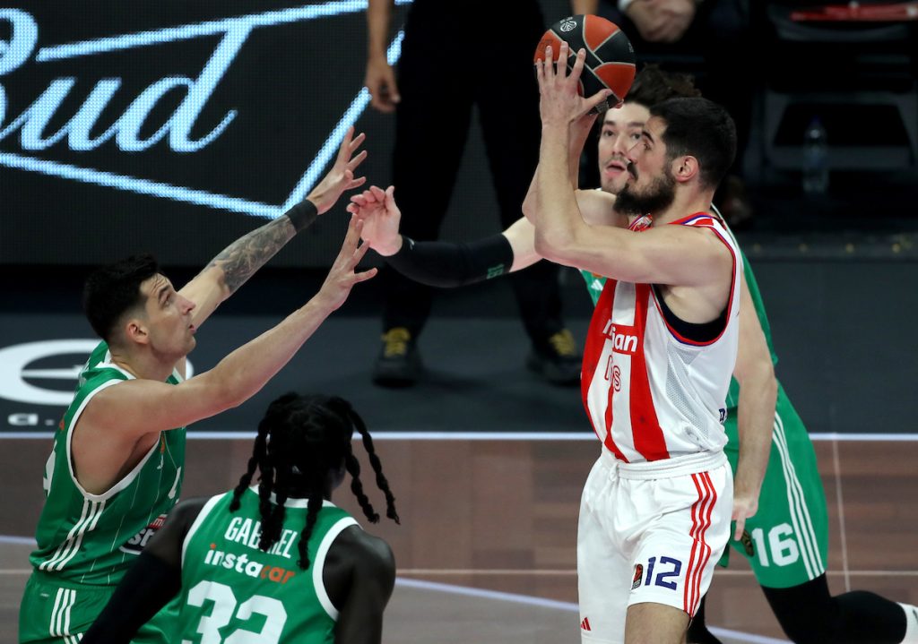 Nikola Kalinić na utakmici protiv Panatinaikosa (Foto: Starsport)