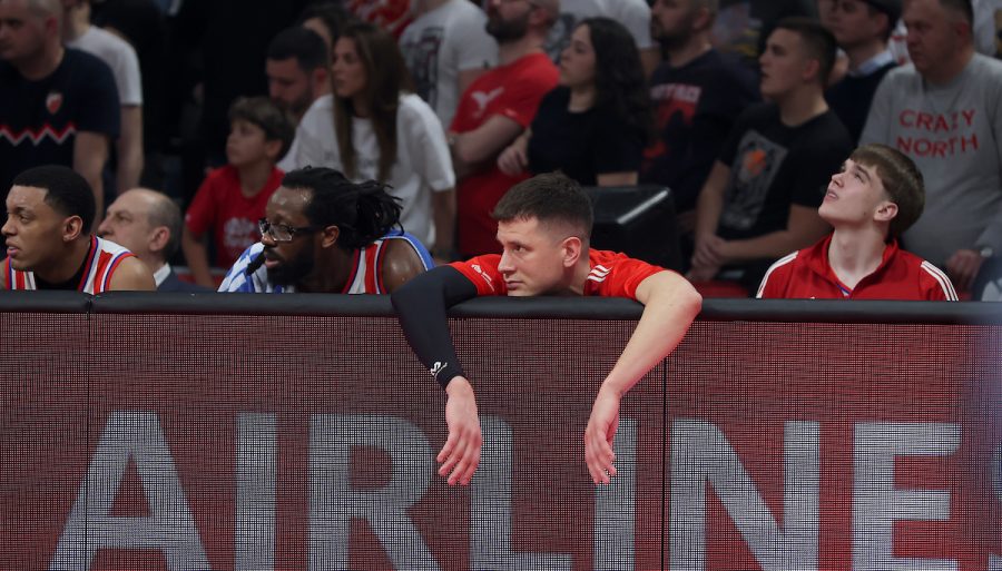 Klupa Crvene zvezde tokom utakmice protiv Efesa (Foto: Starsport)