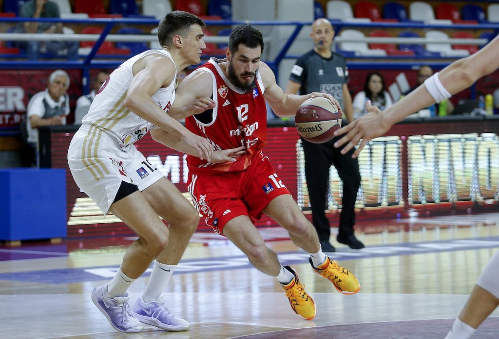 Poluvreme u Železniku: Igra se bez odbrana, Zvezda na tri poena viška