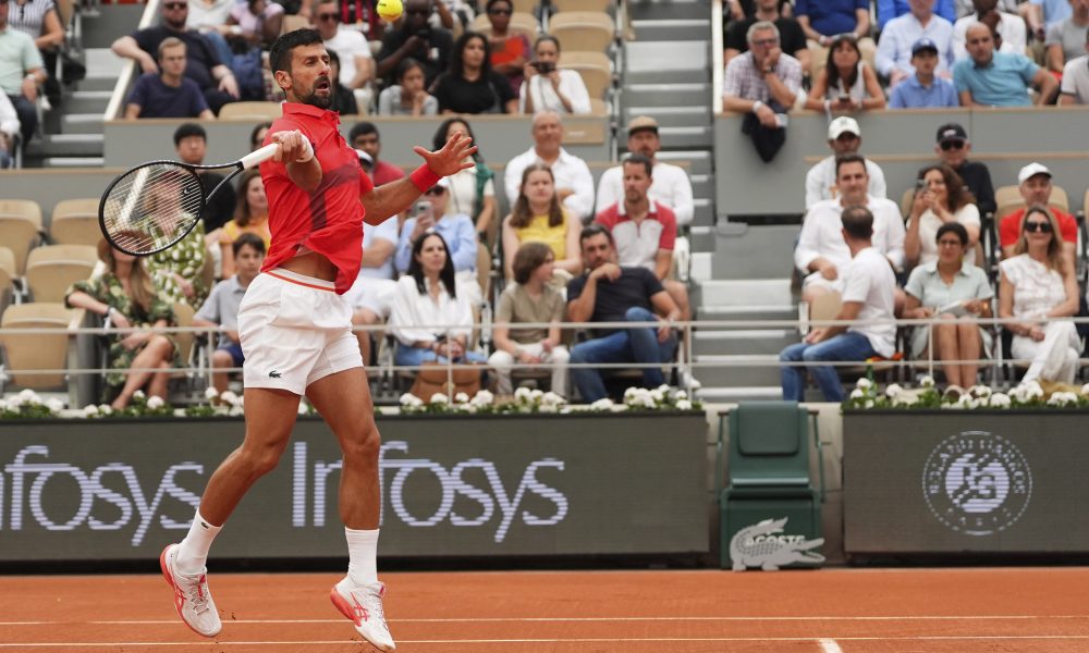 Novak žurio da gleda finale LŠ, stigao je da vidi bar dodelu pehara