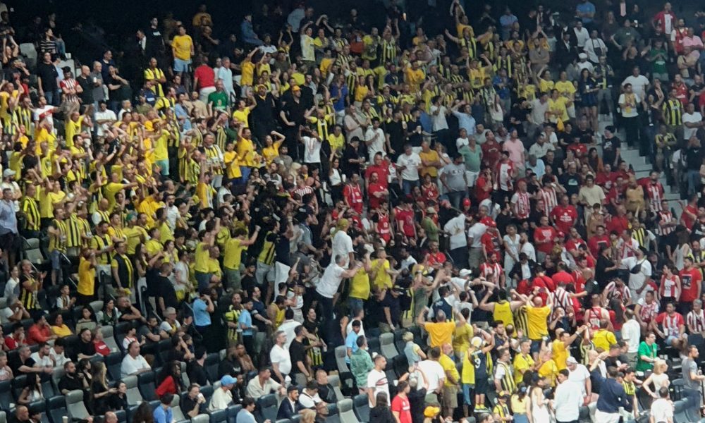 Igra se finale, navijači Fenera se sukobili sa navijačima Olimpijakosa! (VIDEO)
