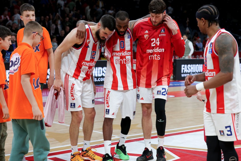 Saigrači pomažu Mekintajeru da napusti teren (Foto: Starsport)