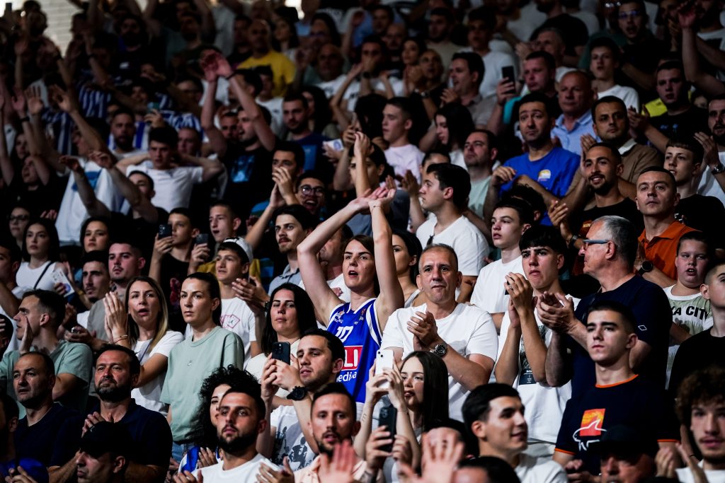 Tuča u „Morači“! Sukob navijača na tribinama otvorio finale ABA lige (VIDEO)