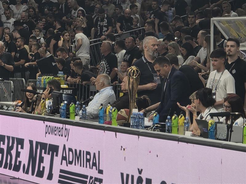 Pehar je stigao, a prepuna Arena veruje da će večeras da bude uručen Marinkoviću!