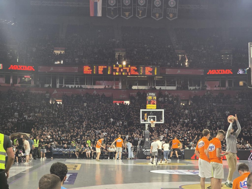 Partizan, sa 20.000 „grobara“, krenuo po šampionsku titulu! (VIDEO)