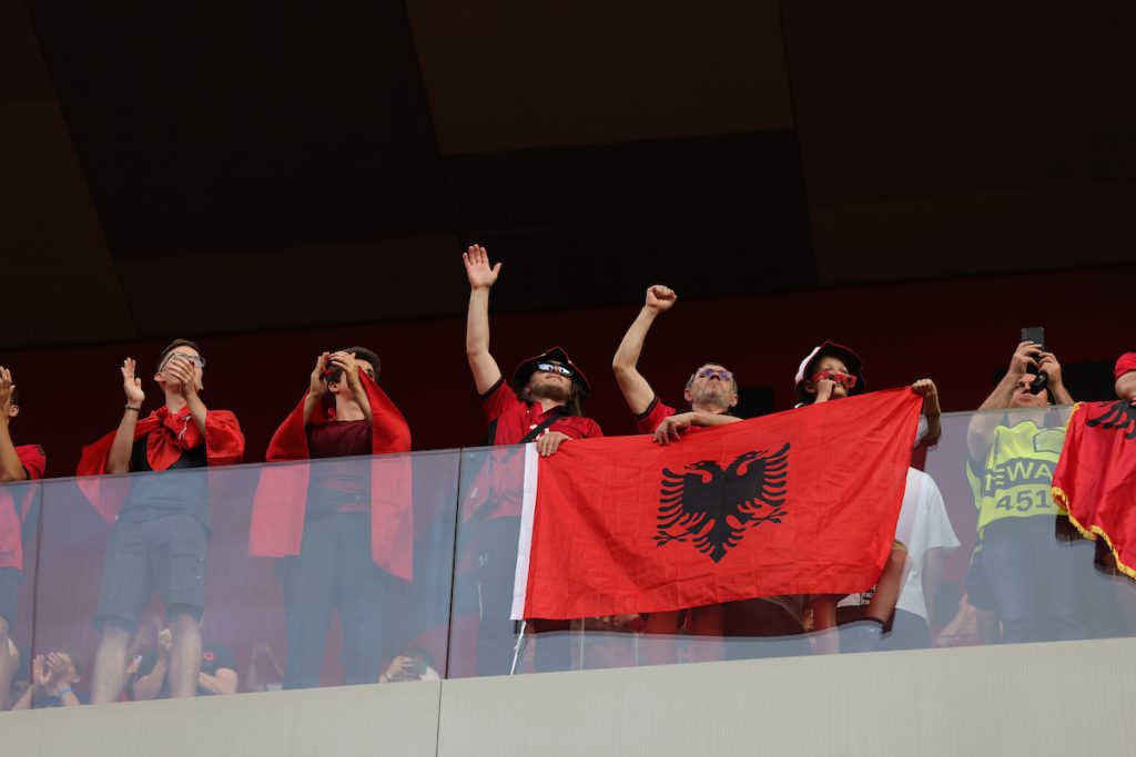 Albanci izgubili razum – pozivaju na ubistvo Manaja, ne praštaju mu promašaj