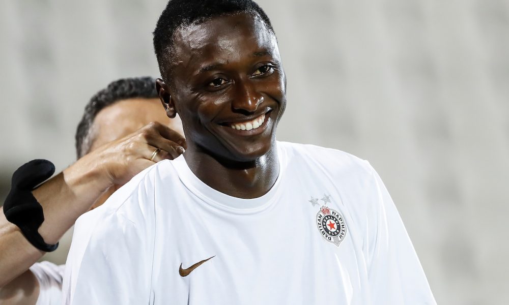 Fudbal u prašini, haos i stampedo! Tako to izgleda kada se bivši napadač Partizana vrati kući!