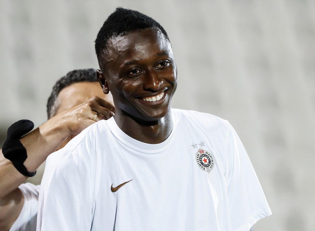 Fudbal u prašini, haos i stampedo! Tako to izgleda kada se bivši napadač Partizana vrati kući!