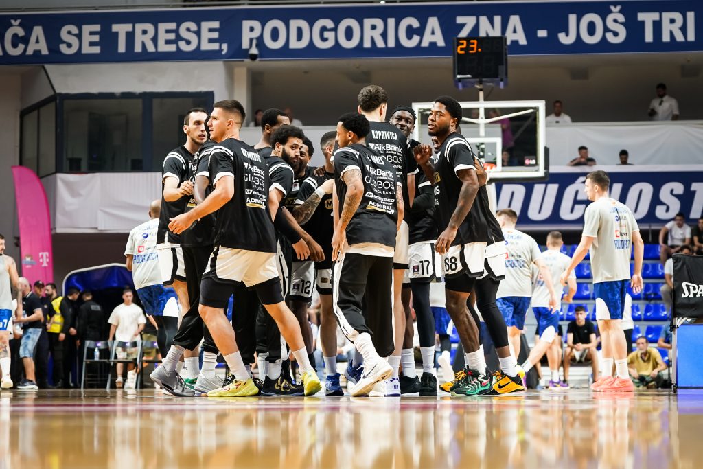 Sjajna atmosfera u ekipi crno-belih! Jedan košarkaš je posebno raspoložen (VIDEO)