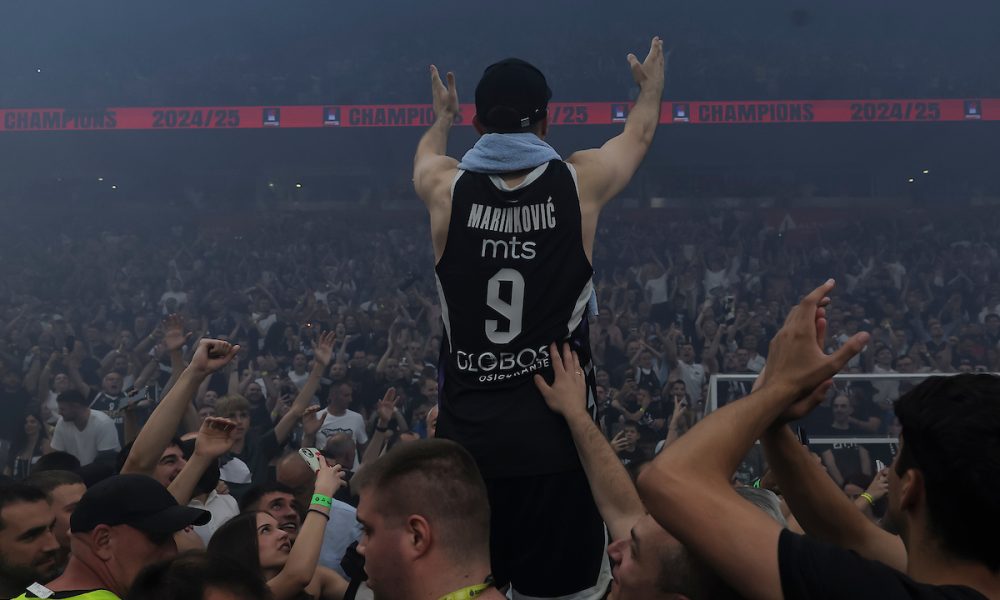 Pogledajte kako se slavilo na parketu Arene, Mijailović prvo izgrlio… (VIDEO)