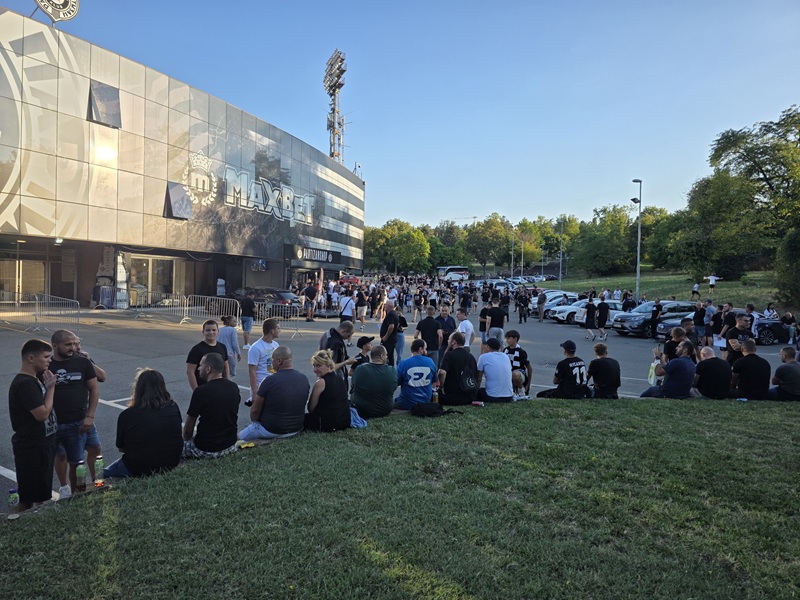 Ovako nešto se ne pamti! Reke ljudi ispred Humske na dva sata do utakmice
