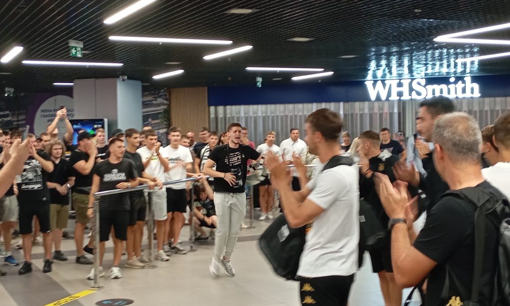 To je kapiten i jedan od „grobara“! Dragojević sačekao saigrače na aerodromu! (VIDEO)