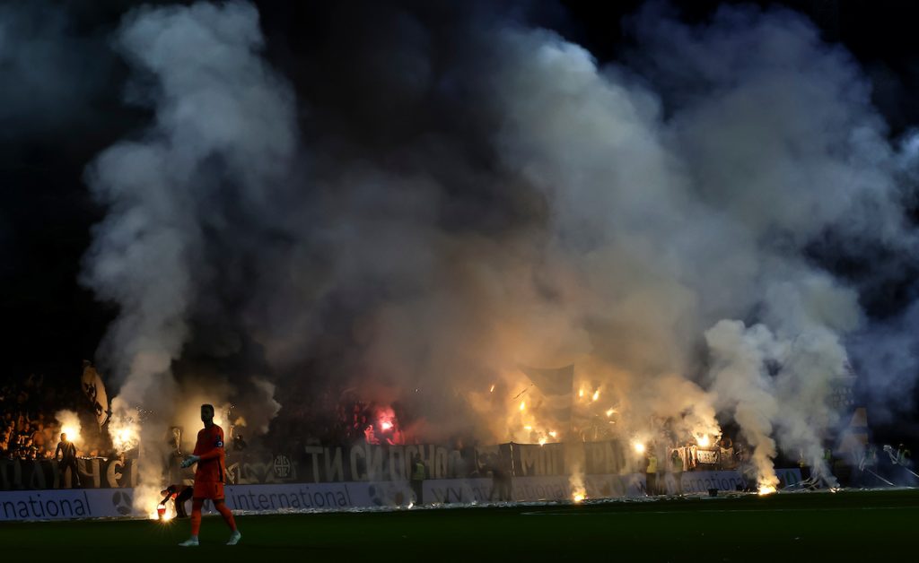 Bruka! UEFA strože kaznila Partizan zbog baklji, nego Ukrajince zbog skandiranja: „Ubij, Srbina“